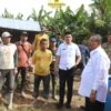 Bupati Dairi Ir. Vickner Sinaga mengujungi perbaikan jalan di Kecamatan Siempat Nempu Hulu