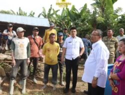 Bupati Dairi Ir. Vickner Sinaga mengujungi perbaikan jalan di Kecamatan Siempat Nempu Hulu