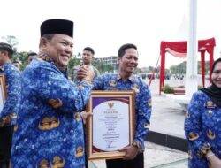 Bupati Suhardiman Amby Bawa Kuansing Raih Penghargaan UHC Prioritas dari Gubernur Riau
