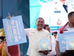 Bupati Pakpak Bharat menerima penghargaan pada Even Nort Sumatera Inofation Day 2025