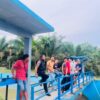 Sambut Ramadhan, Kapolsek Benai dan Mahasiswa Tinjau Tradisi Mandi Balimau di Bendungan Bedeng