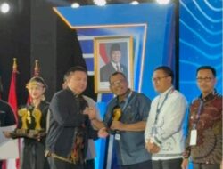 Vickner Sinaga Raih Penghargaan Dari Kemendagri, Bawa Pulang Rp1 Miliar