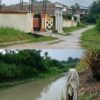 PERUMAHAN SUBSIDI GRIYA WIJAYA KENCANA: DRAINASE TIDAK ADA, AIR BANJIR MASUK RUMAH! PENGEMBANG DIDUGA MAINKAN AMDAL, WARGA TUNTUT PEMKAP TEGAS TINDAK
