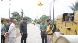 TIDAK MAIN-MAIN! WAKIL BUPATI DAIRI TURUN LANGSUNG AWASI PEMELIHARAAN JALAN DI SITINJO DAN PARBULUAN