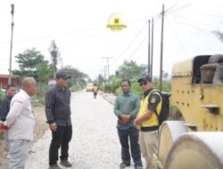 TIDAK MAIN-MAIN! WAKIL BUPATI DAIRI TURUN LANGSUNG AWASI PEMELIHARAAN JALAN DI SITINJO DAN PARBULUAN