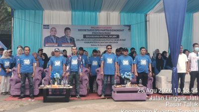 DPC Demokrat Kuansing Gelar Action “Langit Biru”, Bersihkan Sampah Pasca-Pacu Jalur di Tepian Narosa