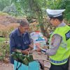 SILAHTURAHMI DENGAN WARGA, SATLANTAS POLRES BATUBARA GELAR MINGGGU KASIH DI JALAN LINTAS SUMATERA DESA SUMBER PADI