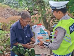 SILAHTURAHMI DENGAN WARGA, SATLANTAS POLRES BATUBARA GELAR MINGGGU KASIH DI JALAN LINTAS SUMATERA DESA SUMBER PADI