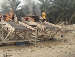Tindak Lanjut Aduan Warga, Polsek Singingi Bakar 2 Rakit Tambang Emas Ilegal di Kebun Lado