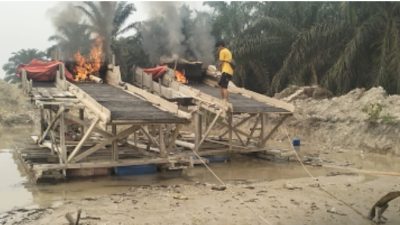 Tindak Lanjut Aduan Warga, Polsek Singingi Bakar 2 Rakit Tambang Emas Ilegal di Kebun Lado
